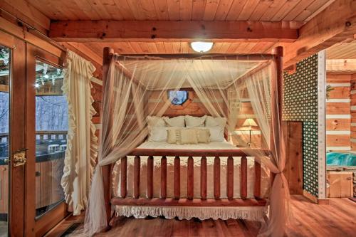 Фотографии гостевого дома 
            Quiet Cabin in Pigeon Forge with New Hot Tub!