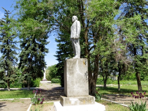 Рп5 чернышковский волгоградская область. Рабочий посёлок Чернышковский. Памятник Ленина Старолеушковская. Памятники в Чернышковском районе. Чернышковский район Ростовской области.