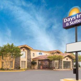 Фотографии гостиницы 
            Days Inn & Suites by Wyndham Huntsville Spacecenter