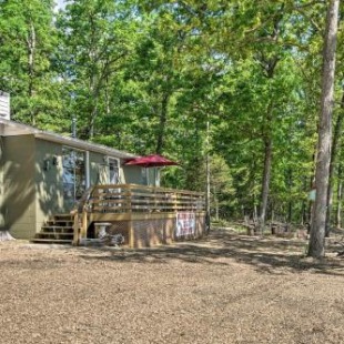 Фотография гостевого дома Lakeside Bull Shoals Lake Cabin with Deck and Views!