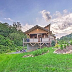 Фотография гостевого дома Cabin with Hot Tub and Fire Pit, 15 Min to Asheville!