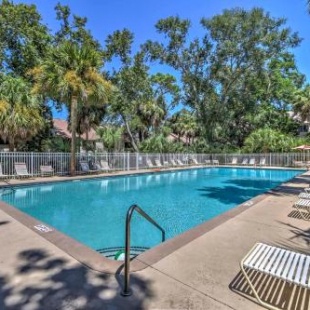 Фотография гостевого дома Hilton Head Condo with Shared Pool - Walk to Beach!