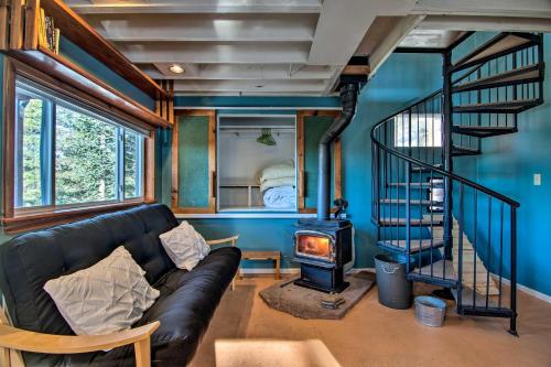 Фотографии гостевого дома 
            Nederland Cabin with Fireplace, Mtn Divide Views