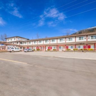 Фотография гостиницы Motel 6 Revelstoke, Bc