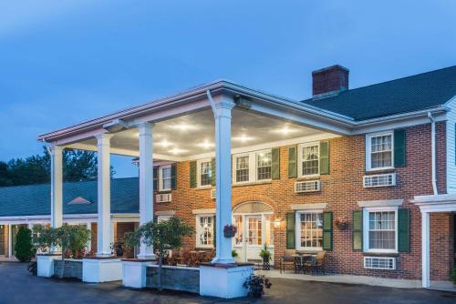 Фотография гостиницы Colonial Inn Seekonk