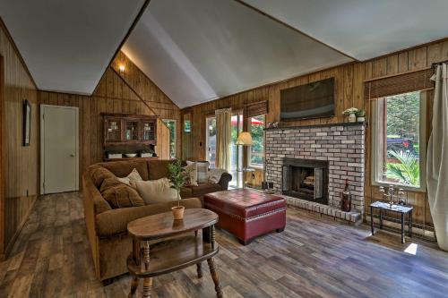 Фотографии гостевого дома 
            Tobyhanna Cabin with Hot Tub and Resort Amenities!