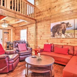 Фотография гостевого дома Cabin with Hot Tub and Game Room Less Than 7 Mi to Main Strip!