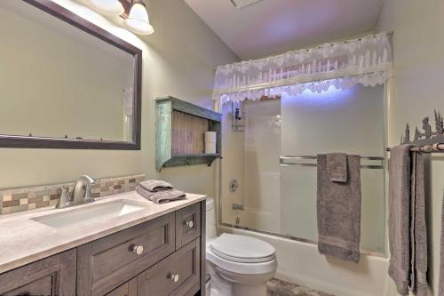 Фотография гостевого дома Spacious Pine Getaway with 2 Decks 2 Mi to Downtown