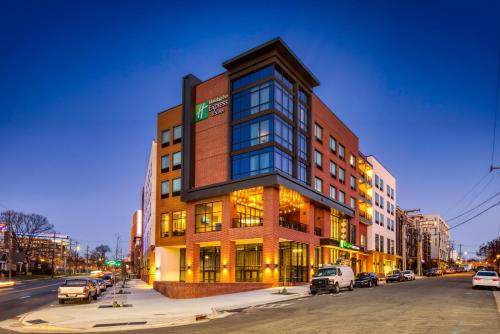 Фотографии гостиницы 
            Holiday Inn Express & Suites - Charlotte - South End, an IHG Hotel