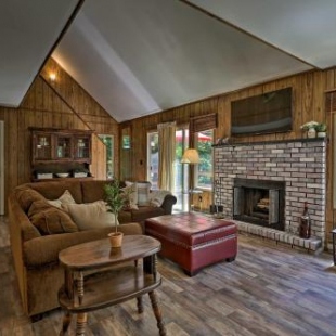 Фотография гостевого дома Tobyhanna Cabin with Hot Tub and Resort Amenities!