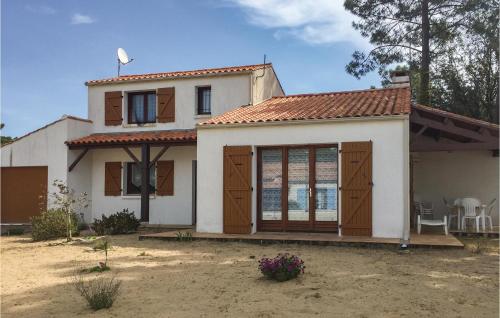 Фотографии гостевого дома
Three-Bedroom Holiday Home in La Tranche sur Mer