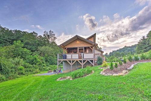 Фотографии гостевого дома 
            Cabin with Hot Tub and Fire Pit, 15 Min to Asheville!