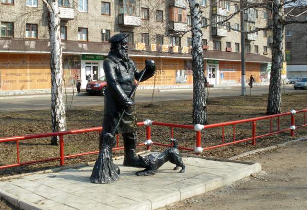 Памятник салават города салават. Памятник дворнику Салават. Памятник дворнику (г. Якутск, Республика Якутия). Памятник дворнику в городе Салават 2023. Салават памятник Салават город.