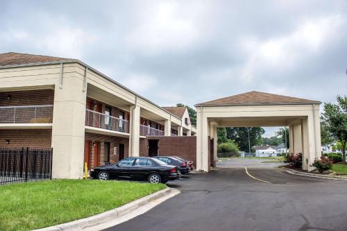 Фотографии гостиницы 
            Econo Lodge Henderson I-85