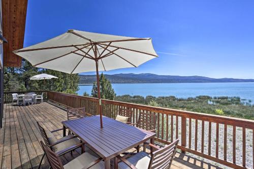 Фотографии гостевого дома 
            Scenic Susanville Cabin with Deck on Eagle Lake