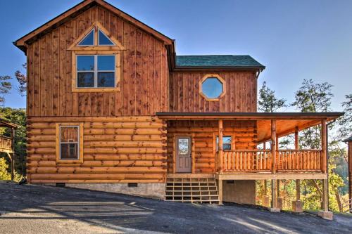 Фотографии гостевого дома 
            Bear Creek Retreat: High End Cabin with Indoor Pool, Hot Tub, and Pool Table!