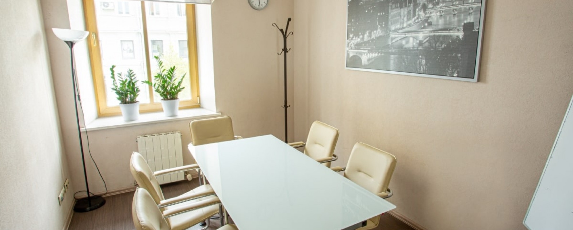 Фотографии комнаты для переговоров MeettRoom Зал Париж