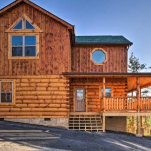 Фотография гостевого дома Bear Creek Retreat: High End Cabin with Indoor Pool, Hot Tub, and Pool Table!