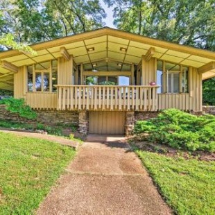 Фотография гостевого дома Tranquil Mid-Century Modern Cottage with Forest View