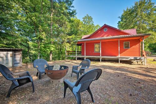 Фотография гостевого дома Broken Bow Cabin with Deck on Mountain Fork River!
