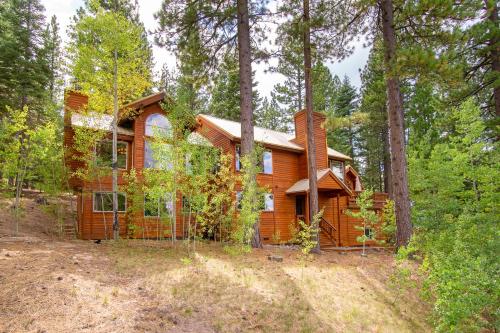 Фотография гостевого дома Secluded Northstar Home with Forest Views!