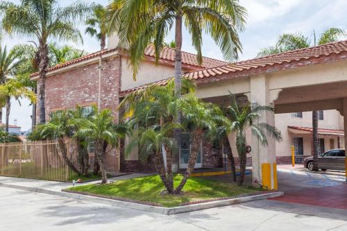 Фотография гостиницы Days Inn & Suites by Wyndham South Gate