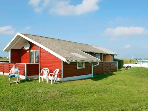 Фотографии гостевого дома 
            Three-Bedroom Holiday home in Frøstrup 1