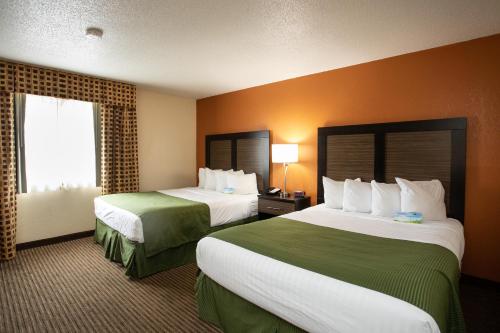 Фотография гостиницы Days Inn & Suites by Wyndham Traverse City