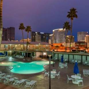Фотографии гостиницы 
            Days Inn by Wyndham Las Vegas Wild Wild West Gambling Hall