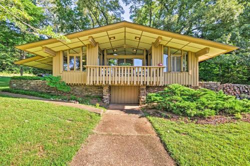 Фотографии гостевого дома 
            Tranquil Mid-Century Modern Cottage with Forest View