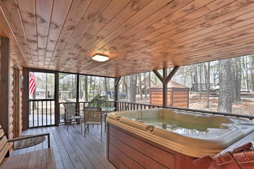 Фотография гостевого дома Broken Bow Sanctuary with Hot Tub Less Than 7 Mi to Lake!