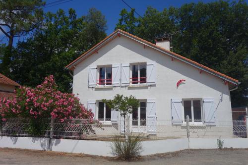 Фотография гостевого дома Une grande villa dans les pins, entre Loire et Océan