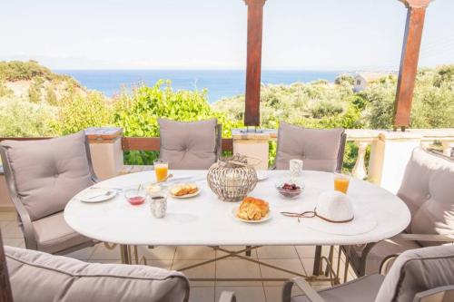 Фотография гостевого дома Κτήμα Παπαβασιλόπουλος (300 μ. από την παραλία Περούλια)