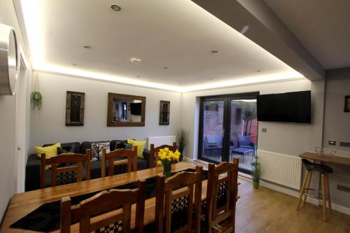 Фотография гостевого дома ExcellentStays - Crown Meadow - 4 Bedroom House