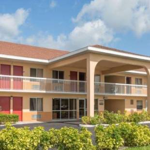 Фотографии гостиницы 
            Howard Johnson by Wyndham Vero Beach/I-95