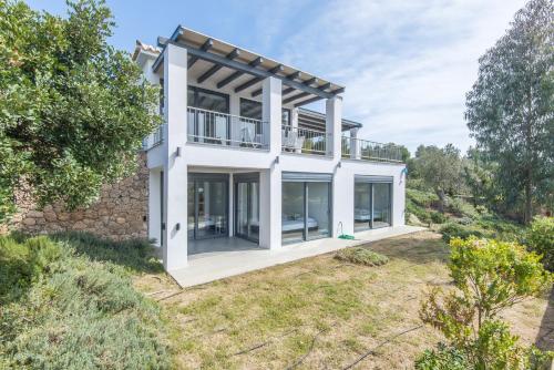 Фотография гостевого дома Minimal Sea View Maisonette