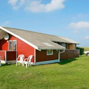 Фотография гостевого дома Three-Bedroom Holiday home in Frøstrup 1