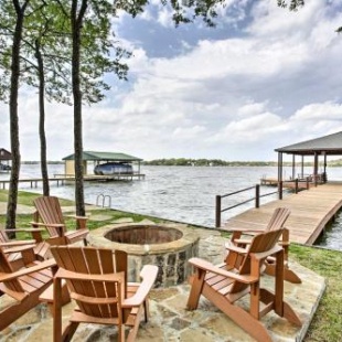 Фотография гостевого дома Malakoff Home with Deck and Fire Pit Cedar Creek Lake