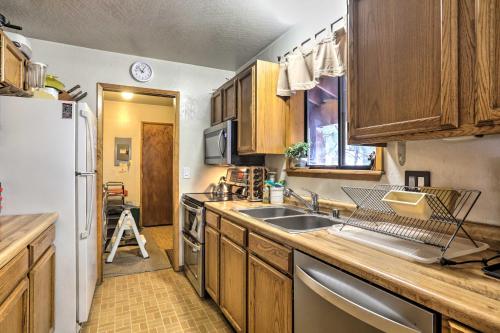 Фотография гостевого дома Outdoorsy Cabin Retreat Less Than 2 Miles to Donner Lake!