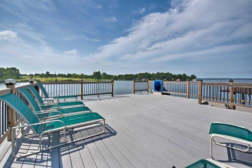 Фотографии гостевого дома 
            Waterfront Lake Conroe Home with Deck and Water Access!