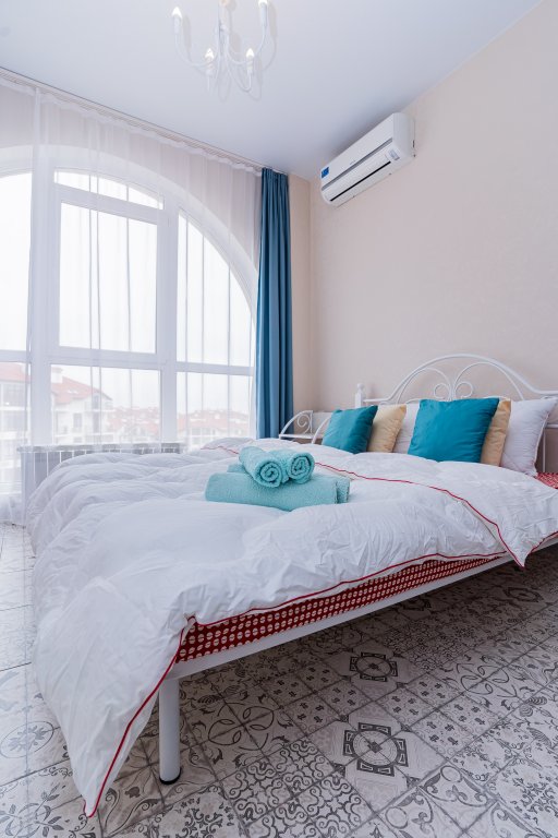Фотографии квартиры 
            Апартаменты уютная студия с панорамными окнами от LetoApart
