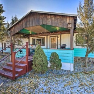 Фотография гостевого дома Woodsy Riverfront Retreat in Trout Creek Montana!