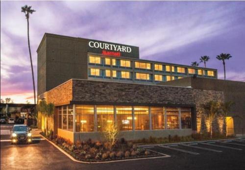 Фотография гостиницы Courtyard by Marriott Los Angeles Woodland Hills