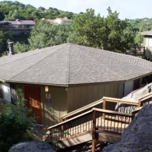 Фотографии гостевого дома 
            Waterfront Bungalow steps from Lake Travis, pool & hot tub, next to marina (#6)