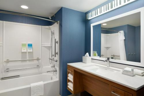 Фотография гостиницы Home2 Suites By Hilton Glendale Westgate