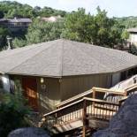 Фотография гостевого дома Waterfront Bungalow steps from Lake Travis, pool & hot tub, next to marina (#6)