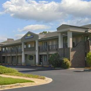 Фотографии гостиницы 
            Days Inn by Wyndham Raleigh Glenwood-Crabtree