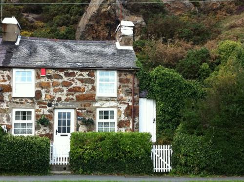 Фотографии гостевого дома 
            Pwllheli Marina Welsh Cottage by Plas Heli & the sea