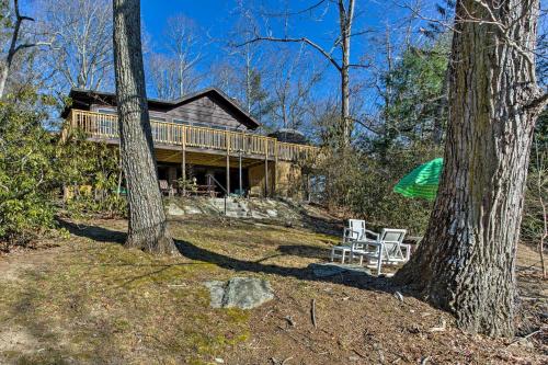 Фотографии гостевого дома 
            Hendersonville Cabin with Deck - Near Asheville!