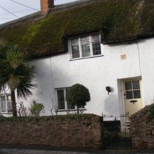 Фотографии гостевого дома 
            Tudor Thatch Cottage